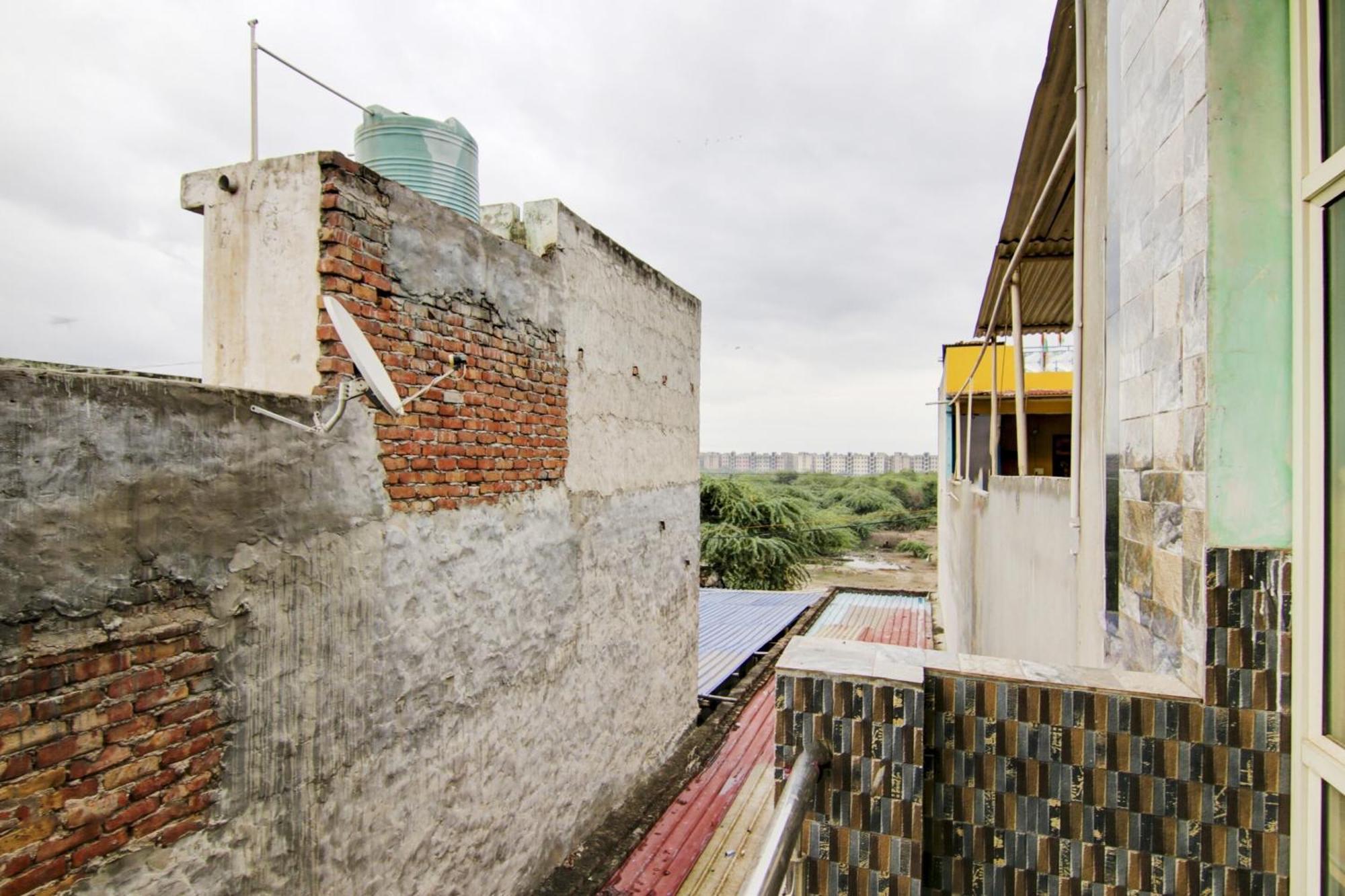 Hotel O S Palace Near Samaypur Badli Metro Station Delhi  Esterno foto
