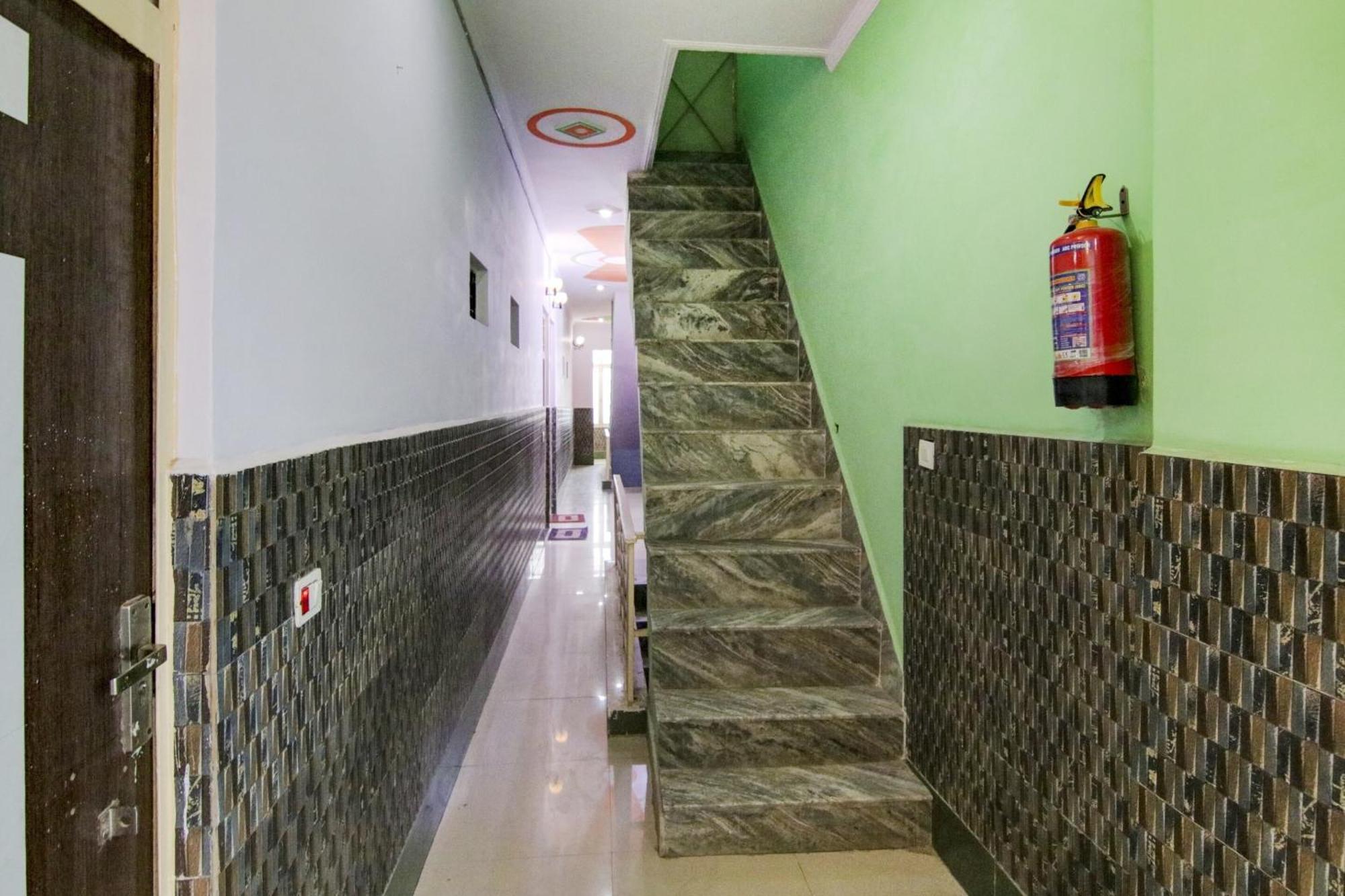 Hotel O S Palace Near Samaypur Badli Metro Station Delhi  Esterno foto